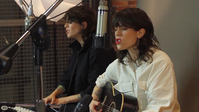 Tegan and Sara - Acoustic Make You Mine This Season смотреть онлайн