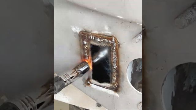Рихтовщик вваривает железную латку на задней панели автомобиля. смотреть онлайн