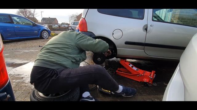#19 - Renault Twingo MK1 rear brakes, wheel arch jet-wash and reverse light switch replace смотреть онлайн