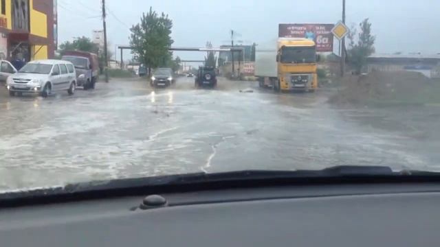 В АСТРАХАНИ ПРОШЕЛ СИЛЬНЫЙ ЛИВЕНЬ смотреть онлайн