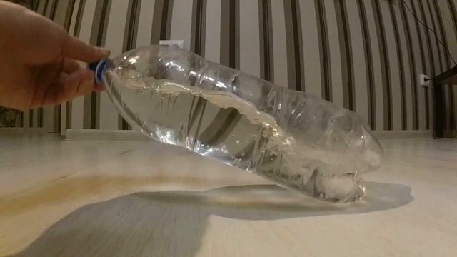 Плеск воды в бутылке. Замедленная съемка (Slow motion). смотреть онлайн