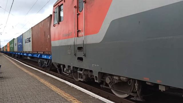 Электровоз 2ЭС10-090 "Заходит на посадку" на станцию Перегон. Свердловская Железная дорога! смотреть онлайн