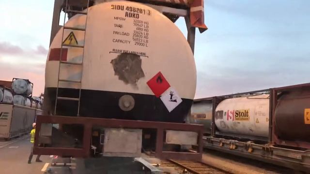 Порт Антверпен. Снимают контейнер смотреть онлайн