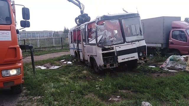 РАЗОРВАЛИ АВТОБУС ПАЗ. утилизация по русски смотреть онлайн