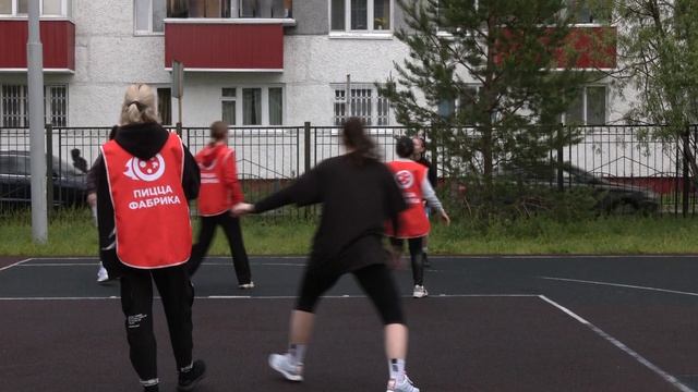 Главный приз - пицца: в Сургуте под дождём провели турнир по стритболу смотреть онлайн