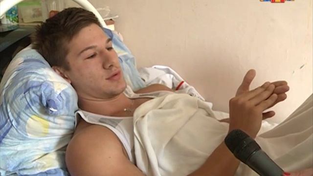 Змея укусила человека