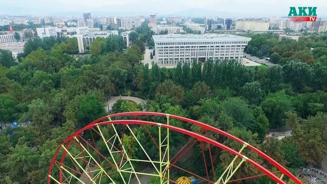 Как выглядит новое колесо обозрения в парке им.Панфилова с высоты птичьего полета смотреть онлайн