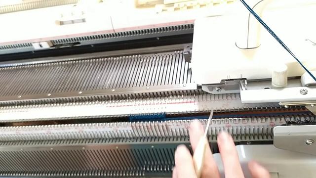 Как связать большой палец перчатки или варежки. смотреть онлайн