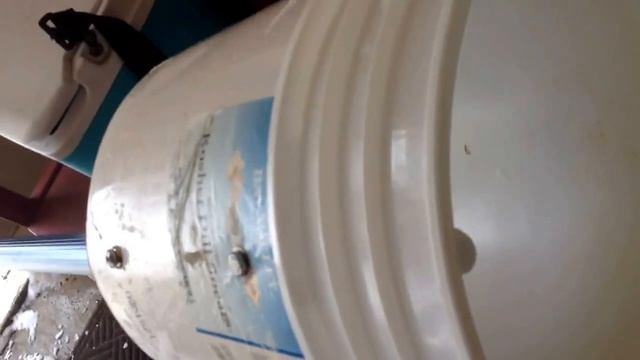Easy DIY snow roof rake with a plaster bucket and a shower curtain смотреть онлайн