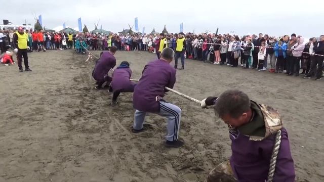 Поронайск - 2серия Кормление духа хозяина моря .Соревнования Перетягивание каната 25.06.2022 смотреть онлайн