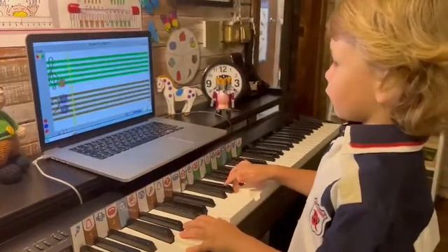 Michael. Штраус - Марш Радецкого со спрятанными нотами на 3 презентации смотреть онлайн