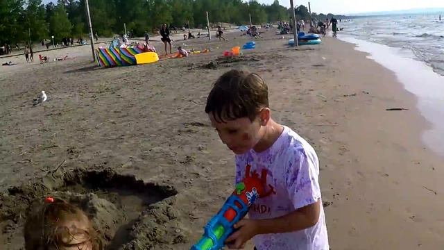 Челлендж. Пейнтбол. Стреляем красками из водяных пистолетов. Challenge Paintball.