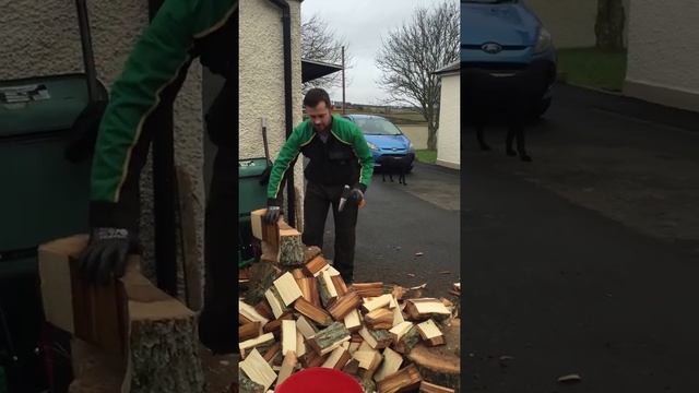 Fiskars x21,x27 axes chopping logs смотреть онлайн