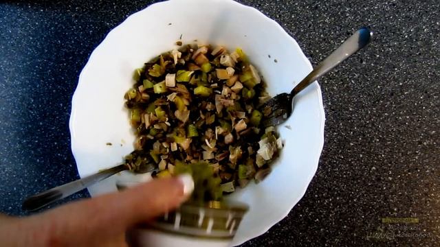 Салат с вешенками и куриной грудкой. Салат с грибами. Салат с грибами и грудкой. Праздничный салат смотреть онлайн
