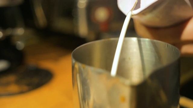 B roll видео для "Seventy coffee". Процесс приготовления холодного кофе смотреть онлайн