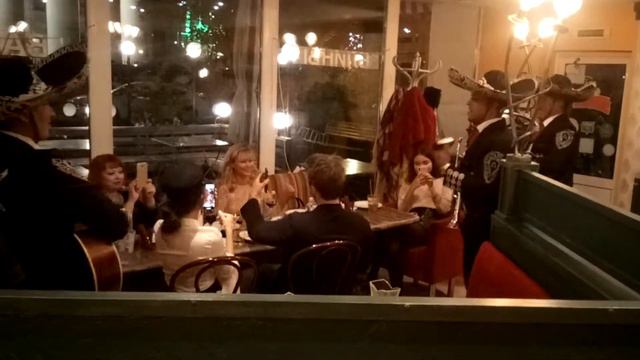 Мексиканские музыканты поздравляют с днем рождения небольшую компанию в кафе. смотреть онлайн