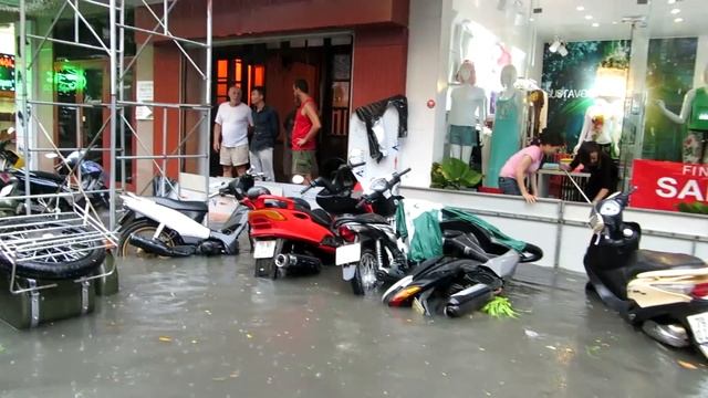 Нячанг затопило, байки плавают! смотреть онлайн