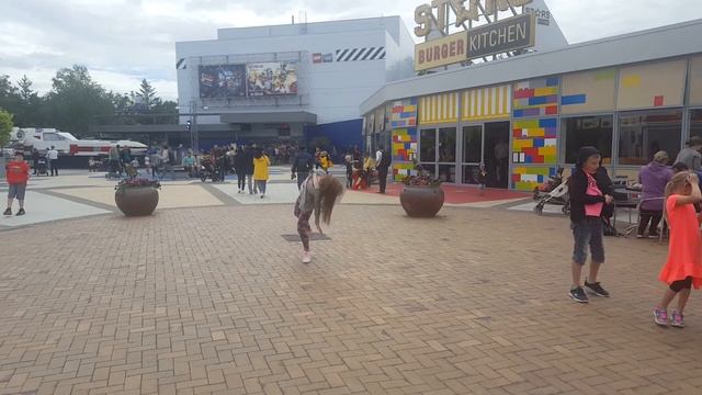 Валерия делает колесо в Биллунде, Дания. Дневник Путешественника смотреть онлайн