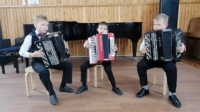 М. Кочурбина "Мишка с куклой пляшут полечку", исполняют А. Таран, А. Салихов, М. Бацкалевич. смотреть онлайн