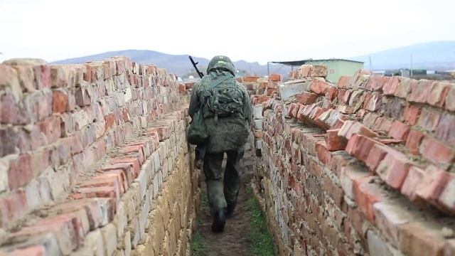 Морпехи Каспийской флотилии выполнили учебные стрельбы из автоматов Калашникова на полигоне Аданак смотреть онлайн