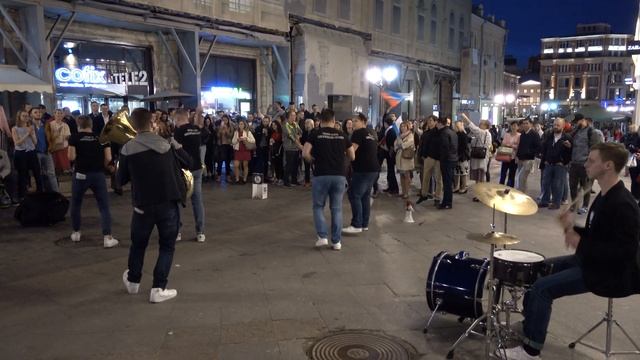Открытие ЧМ 2018 - победа сборной России. Гуляния болельщиков в центре Москвы. смотреть онлайн