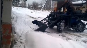 Квадроцикл с гидравликой в работе, уборка снега