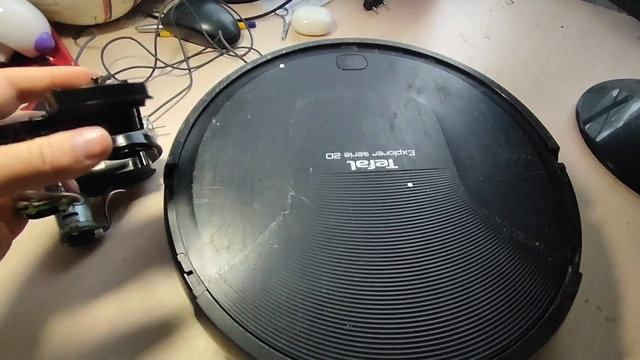 Ремонт робота-пылесоса своими руками, заблокировано колесо, вращается по кругу