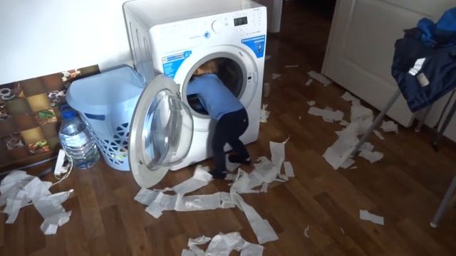 Размотали туалетную бумагу и прищимили палец смотреть онлайн