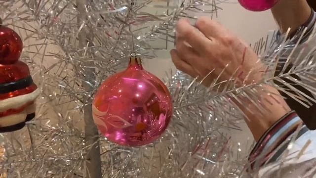 60 летние ёлочные игрушки. Винтажная серебряная ёлка, игрушки из детства… Ёлка на работе смотреть онлайн