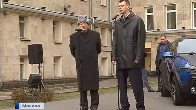 Прохоров одарил Жириновского долгожданным Ё мобилем смотреть онлайн