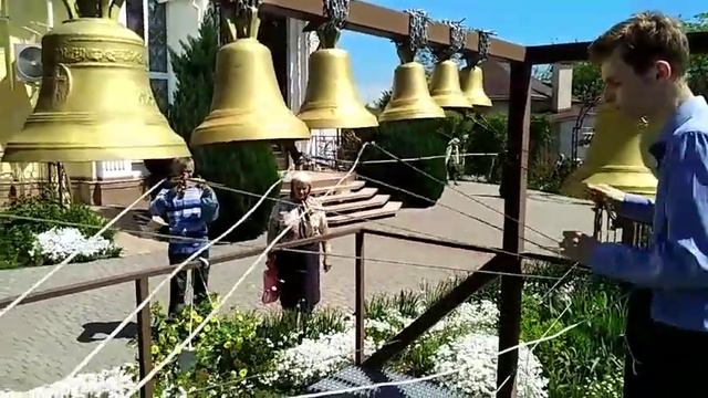 Праздничный трезвон.