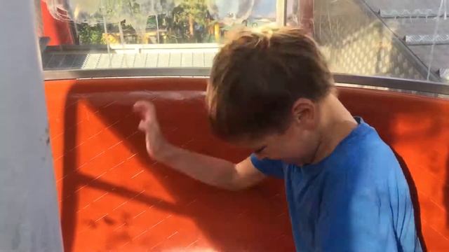 Казань. Парк аттракционов Кырлай. Колесо обозрения. 10.08.2018, 16:55 смотреть онлайн