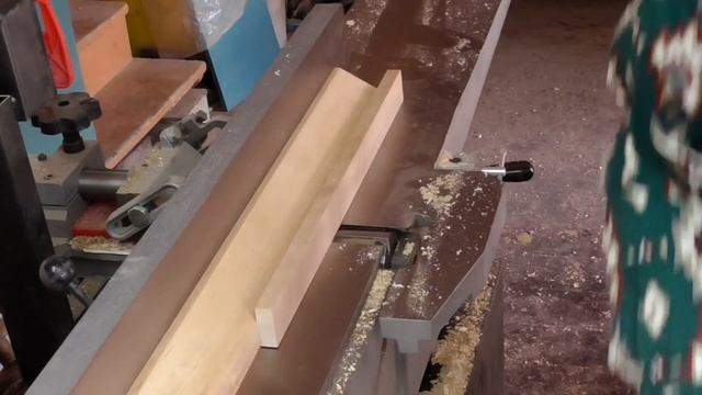 Удобное фугование кромок на доработанном параллельном упоре фуганка - WARRIOR W0103FL. смотреть онлайн