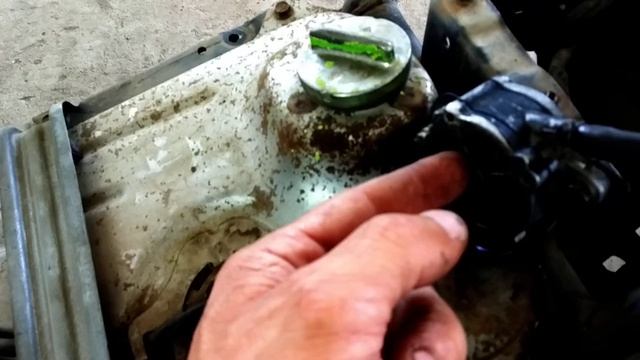 Почему течет бензин в воздушный фильтр.Скутер Honda.