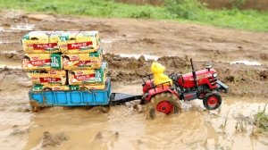 Игрушки грузят пачки печенья на дамбе