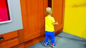 Крис изучает размеры в Доме Великана