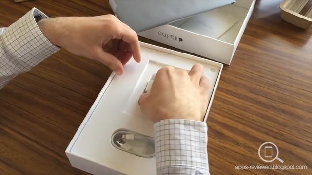 Unboxing the iPad Pro 9.7 inch in Space-Gray смотреть онлайн