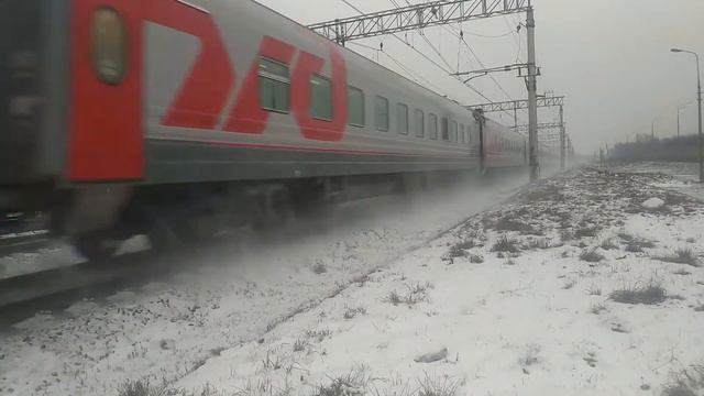 ЭП20-054 с пассажирским поездом следует у пл. Вешняки. смотреть онлайн