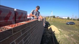 кладка облицовочного кирпича под деревянную рейку