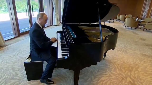 Putin plays Despacito on Piano смотреть онлайн