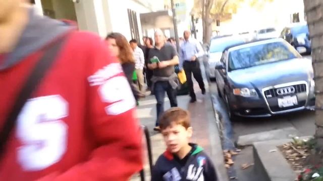 Очередь из желающих попасть в новый Apple Store смотреть онлайн