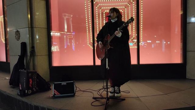 PALINA - Сарафан - Кавер песни спела под гитару уличный музыкант "Сова" на улице Петровка в #Moscow смотреть онлайн