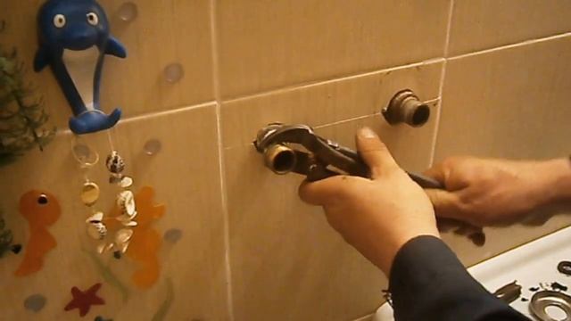 Сантехники меняют СМЕСИТЕЛЬ В ВАННОЙ на раз два. ЧТО НУЖНО для замены смесителя смотреть онлайн