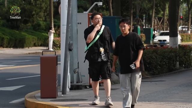 When Deaf Girl is Harassed | Social Experiment 目睹聋人女孩被陌生人纠缠，一群男生把女孩挡在身后 смотреть онлайн