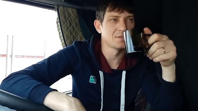VOLVO FH Помощник моториста ухуя..л нам новый мотор и попал на крупную сумму денег смотреть онлайн