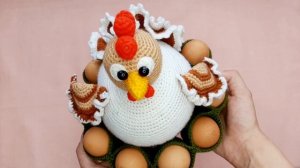 Вязаная игрушка. Пасхальная курочка с гнездом.