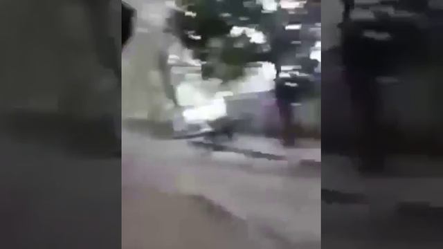 ЖЕСТЬ! Смывает людей!!! СТРАШНЫЙ Потоп в Ялте после ливня! смотреть онлайн