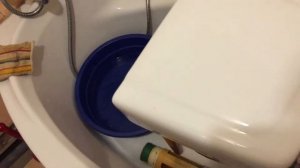 Снимаю бачок унитаза для ремонта