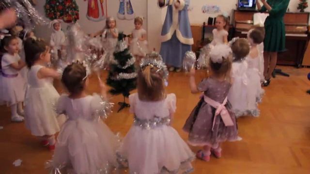 Утренник стишки и танец снежинок 25 12 2017 смотреть онлайн