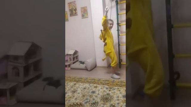 Кто последний отпустит руки от пола ЧЕЛЕНДЖ смотреть онлайн